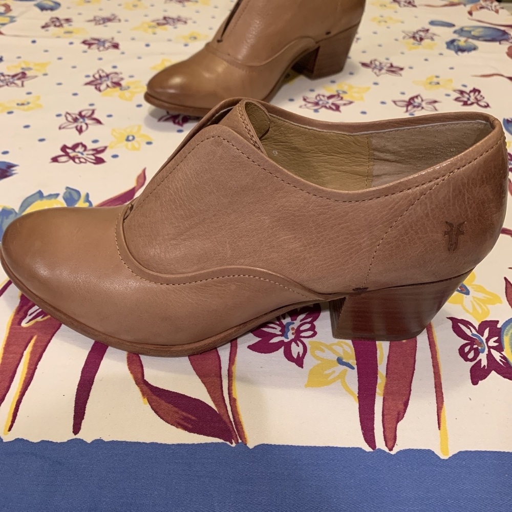 Nude Frye heeled oxfords